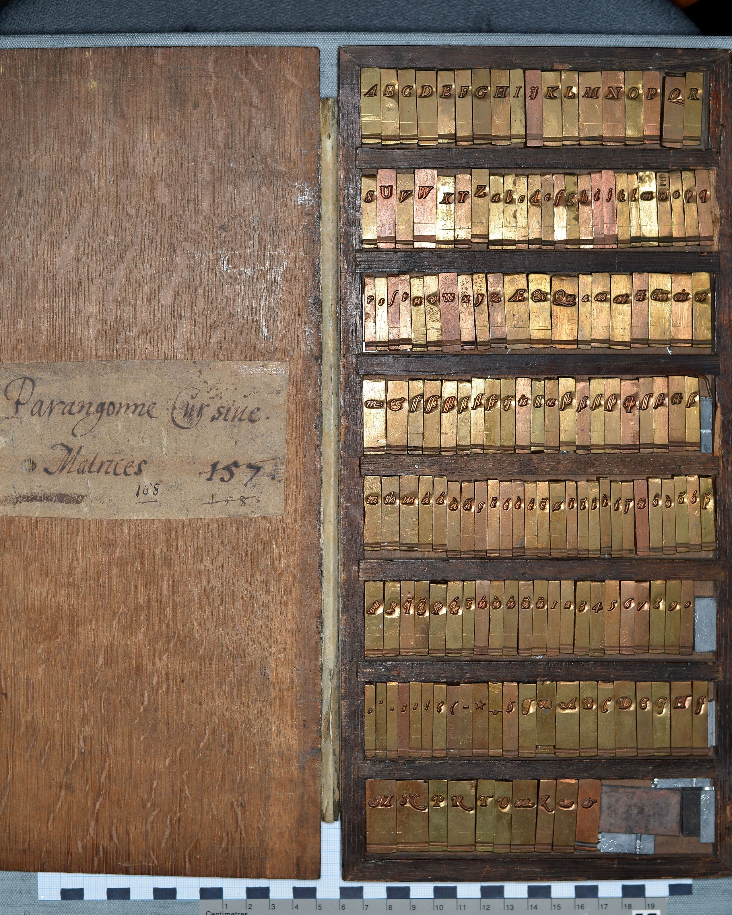 Museum Plantin-Moretus, „Matrijzen Italiek ‘Parangonne Cursive’,“ object no. MPM.MA.015